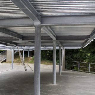 Structure in galvanized beams with roof in corrugated sheets